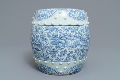 Een Chinese blauwwitte tromvormige armsteun, Qianlong