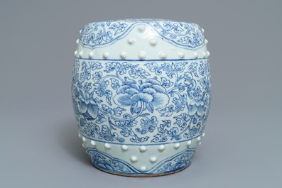 Un repose-bras en forme de tambour en porcelaine de Chine bleu et blanc, Qianlong