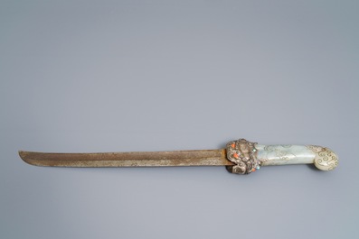 Une &eacute;p&eacute;e &agrave; poign&eacute;e en jade, un flacon et un bol couvert en argent incrust&eacute; de corail et turquoise, Tibet, 19&egrave;me