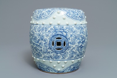 Un repose-bras en forme de tambour en porcelaine de Chine bleu et blanc, Qianlong