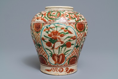 Un vase en porcelaine de Chine dite 'de Swatow' &agrave; d&eacute;cor polychrome, Ming