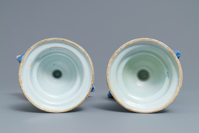 Une paire de vases d'autel en fa&iuml;ence de Delft bleu et blanc, 17&egrave;me