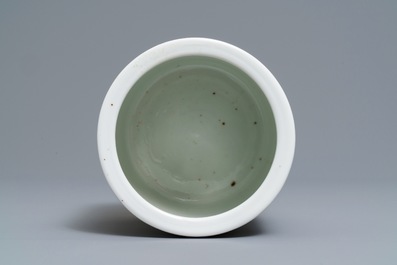 A Chinese grisaille and iron red brush pot, Ju Ren Tang merk, Republic, 20th C.