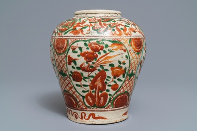 Een Chinese polychrome Swatow pot, Ming