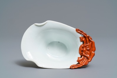 Une coupe libatoire en porcelaine de Chine 'bianco sopra bianco' et rouge de fer, 19&egrave;me