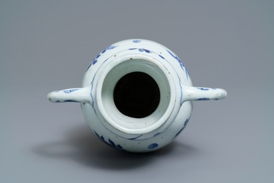 Een Chinese blauwwitte vaas met olifantenoren en floraal decor, Transitie periode