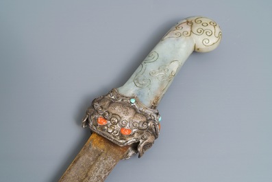 Une &eacute;p&eacute;e &agrave; poign&eacute;e en jade, un flacon et un bol couvert en argent incrust&eacute; de corail et turquoise, Tibet, 19&egrave;me