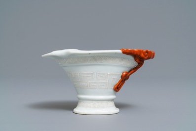 Une coupe libatoire en porcelaine de Chine 'bianco sopra bianco' et rouge de fer, 19&egrave;me