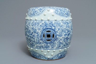 Un repose-bras en forme de tambour en porcelaine de Chine bleu et blanc, Qianlong