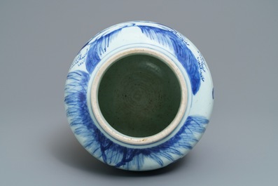 Un pot en porcelaine de Chine bleu et blanc &agrave; d&eacute;cor de femmes dans un jardin, &eacute;poque Transition