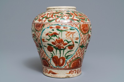 Een Chinese polychrome Swatow pot, Ming