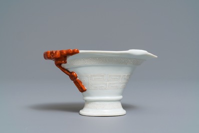 Une coupe libatoire en porcelaine de Chine 'bianco sopra bianco' et rouge de fer, 19&egrave;me