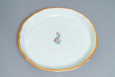 Un ensemble &agrave; hors d'oeuvres sur son plateau en porcelaine de Chine famille rose, 1&egrave;re moiti&eacute; du 19&egrave;me