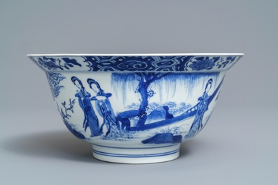 Een Chinese blauwwitte klapmutskom met figuren, Kangxi merk en periode