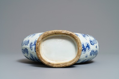 Un vase de forme gourde 'moonflask' en porcelaine de Chine bleu et blanc, 19&egrave;me