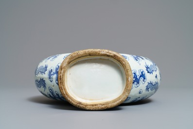 Een Chinese blauwwitte moonflask met drakendecor, 19e eeuw