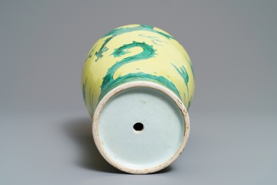 Un vase de forme meiping en porcelaine de Chine &agrave; d&eacute;cor de dragons en vert et jaune, 19/20&egrave;me