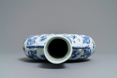 Een Chinese blauwwitte moonflask met drakendecor, 19e eeuw