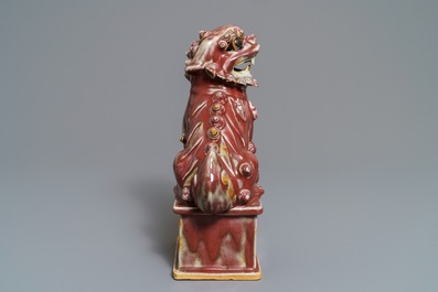 Un mod&egrave;le d'un lion bouddhiste en porcelaine de Chine monochrome sang de boeuf, 19&egrave;me