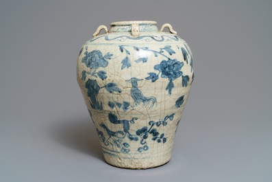Een grote Chinese blauwwitte Swatow pot, Ming