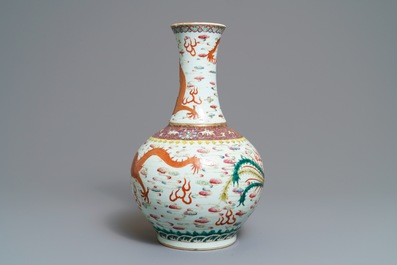 Een Chinese famille rose tianqiu ping vaas met een draak en een feniks, Guangxu