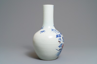 Un vase en porcelaine de Chine bleu, blanc et rouge &agrave; d&eacute;cor de coqs, 19&egrave;me