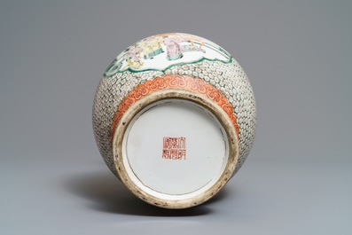 Un vase en porcelaine de Chine famille rose aux anses en forme d'&eacute;l&eacute;phants, marque de Wanli, 19&egrave;me