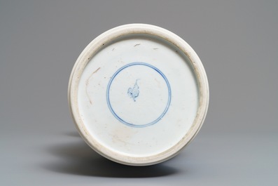 Een Chinese blauwwitte yenyen vaas met fijn figuratief decor, Kangxi