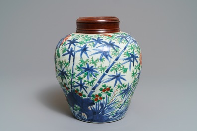 A Chinese wucai jar with floral design, Transitional period
