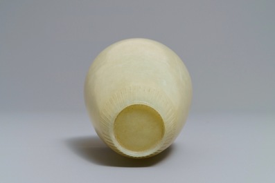 Un vase de forme meiping en jade sculpt&eacute; &agrave; d&eacute;cor en relief, Chine, 19/20&egrave;me