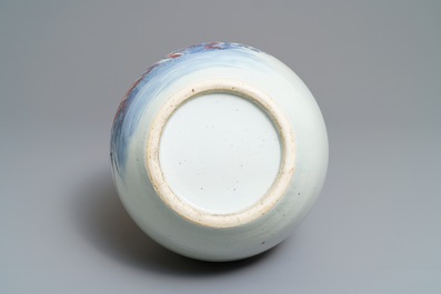 Un vase en porcelaine de Chine bleu, blanc et rouge &agrave; d&eacute;cor de coqs, 19&egrave;me