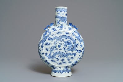 Een Chinese blauwwitte moonflask met drakendecor, 19e eeuw