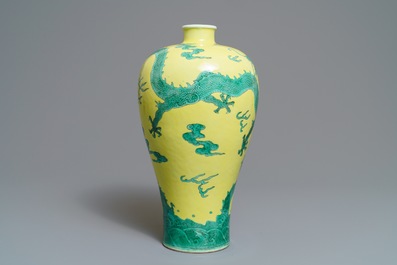 Un vase de forme meiping en porcelaine de Chine &agrave; d&eacute;cor de dragons en vert et jaune, 19/20&egrave;me