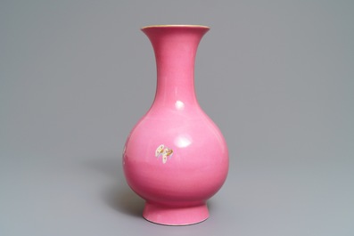 Un vase en porcelaine de Chine famille rose &agrave; d&eacute;cor floral sur fond rose, marque de Yongzheng, 20&egrave;me