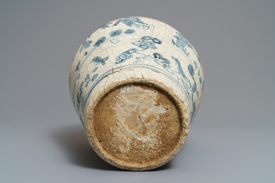 Un grand vase en porcelaine de Chine bleu et blanc dite 'de Swatow', Ming