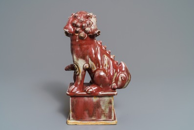 Un mod&egrave;le d'un lion bouddhiste en porcelaine de Chine monochrome sang de boeuf, 19&egrave;me