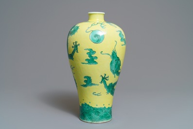 Een Chinese groen en geel-geglazuurde meiping vaas met draken, 19/20e eeuw