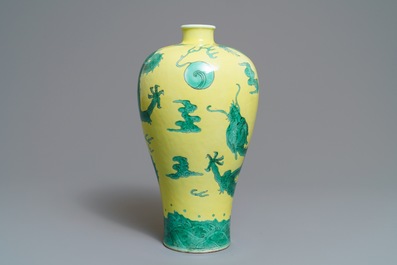 Un vase de forme meiping en porcelaine de Chine &agrave; d&eacute;cor de dragons en vert et jaune, 19/20&egrave;me