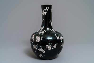 Un vase de forme tianqiu ping en porcelaine de Chine famille noire, 19&egrave;me