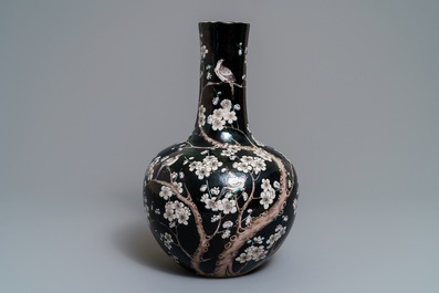 Un vase de forme tianqiu ping en porcelaine de Chine famille noire, 19&egrave;me