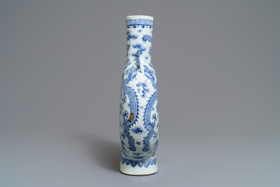 Een Chinese blauwwitte moonflask met drakendecor, 19e eeuw