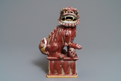 Un mod&egrave;le d'un lion bouddhiste en porcelaine de Chine monochrome sang de boeuf, 19&egrave;me