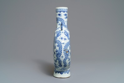 Een Chinese blauwwitte moonflask met drakendecor, 19e eeuw