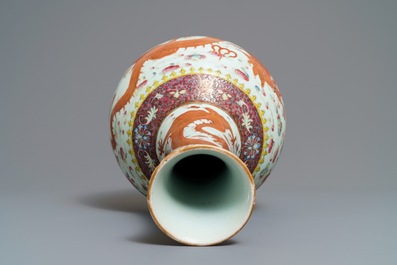 Un vase de forme tianqiu ping en porcelaine de Chine famille rose, Guangxu