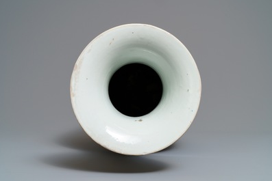 Un vase en porcelaine de Chine qianjiang cai aux anses en forme d'&eacute;l&eacute;phants, 19/20&egrave;me