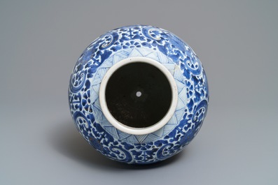 Een Chinese blauwwitte en vergulde vaas met floraal decor, Kangxi