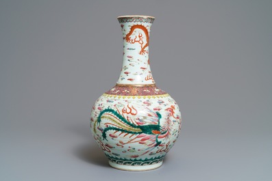 Een Chinese famille rose tianqiu ping vaas met een draak en een feniks, Guangxu