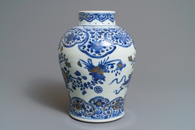 Un vase en porcelaine de Chine bleu et blanc rehauss&eacute; d'or, Kangxi