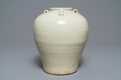Een Chinese celadon Swatow pot met onderglazuur decor, Ming