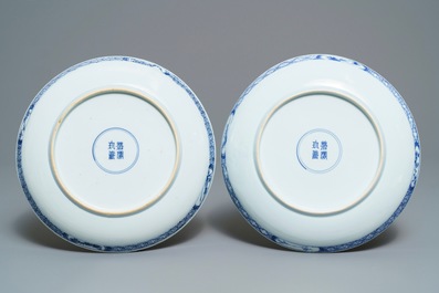 Une paire de plats en porcelaine de Chine bleu et blanc &agrave; d&eacute;cor figuratif, Kangxi/Yongzheng